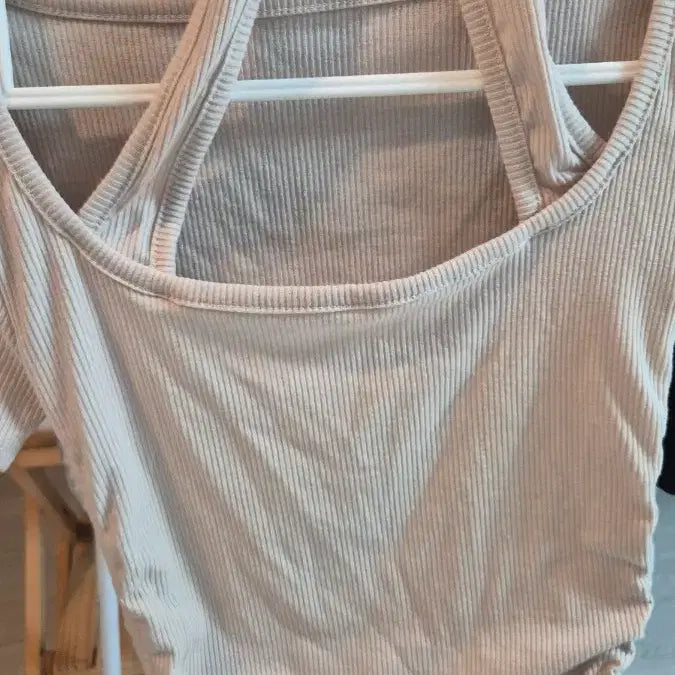 [BUNJANG] Backless Halter Crop T-Shirt - Beige / 크롭 티셔츠 베이지색 끈 셔링