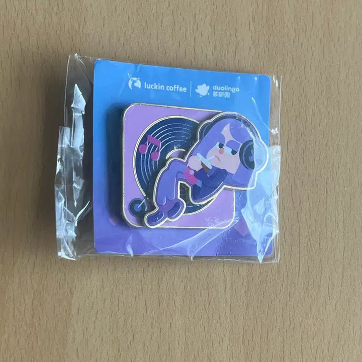 [BUNJANG] Duolingo Lily Luisin Coffee Metal Badge / 듀오링고 릴리 루이싱커피 콜라보 금속 뱃지