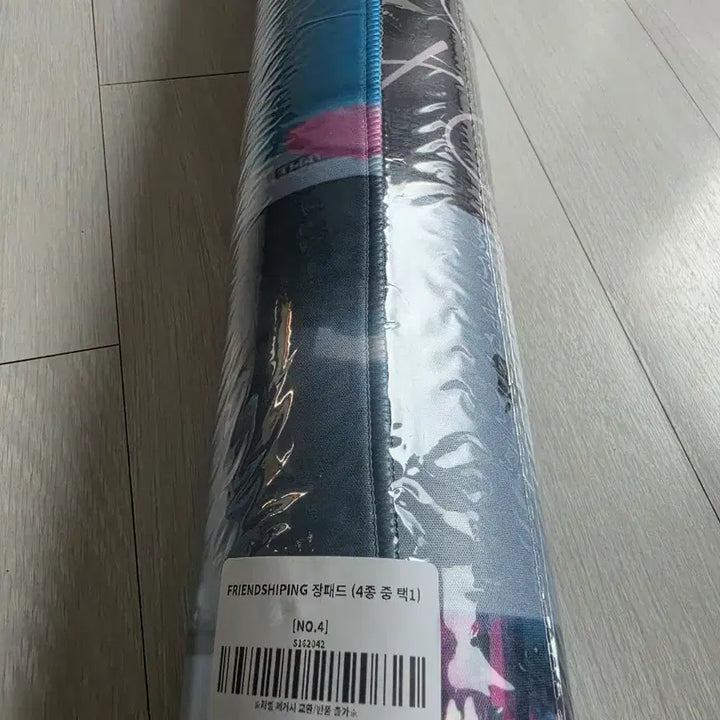 [BUNJANG] Woojunging Goods Desk Mat, Poster, and Light Stick Bundle / 우정잉 굿즈 팝니다