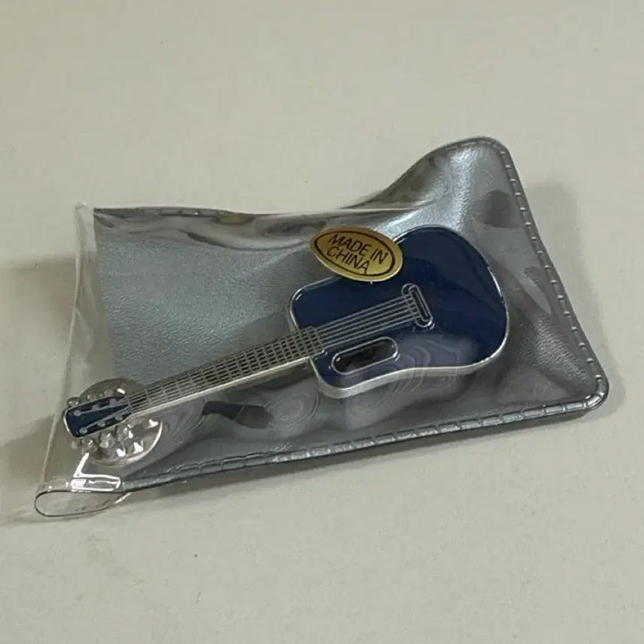 [BUNJANG] Lucy Choi Sangyeop Lava Guitar Badge / 루시 최상엽 라바 기타 뱃지