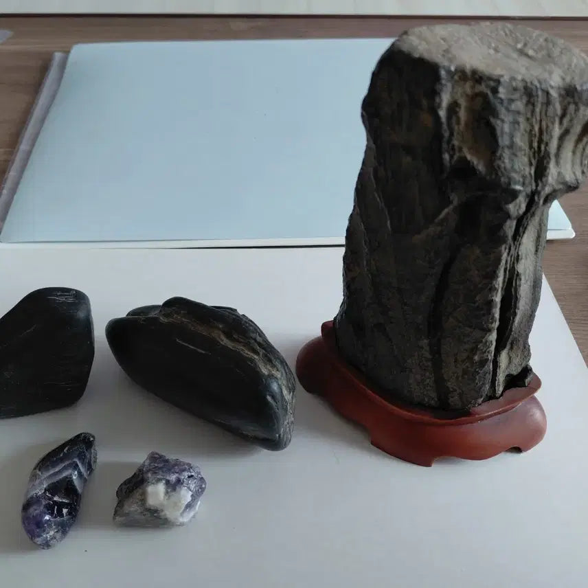 [BUNJANG] Natural Stone Collection Set: Interior Display Stone, Amethyst Tumbled Stone, Raw Amethyst, and Onyx Stones / 고급 인테리어 수석 1점, 천연 자수정 2점, 자연 오석 2점