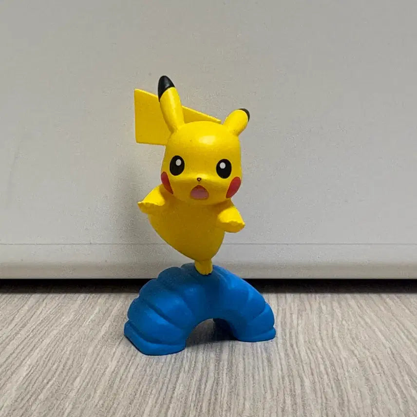 [BUNJANG] Pokemon Pikachu Tire Play Mascot Gacha Figure (Discontinued Rare) / 포켓몬스터 포켓몬 피카츄 타이어 놀이 마스코트 가챠 피규어 단종 희귀