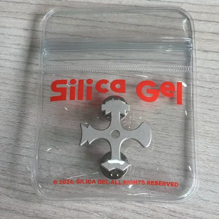 [BUNJANG] Silica Gel Symbol Logo Badge (Sealed) / 실리카겔 심볼 로고 뱃지 (미개봉)
