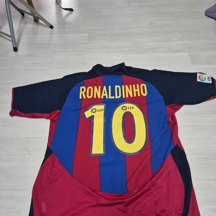 [BUNJANG] Barcelona 03-04 Ronaldinho Jersey L / 0304 바르셀로나 호나우딩요 해외L