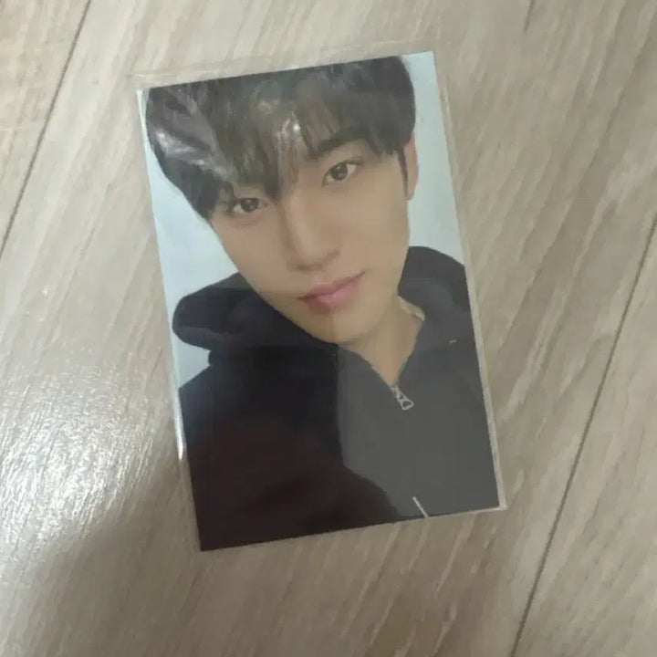 [BUNJANG] SEVENTEEN 8th Anniversary Mingyu Earrings (Photocard Included) / 세븐틴 8주년 김민규 귀걸이 (포카포함)