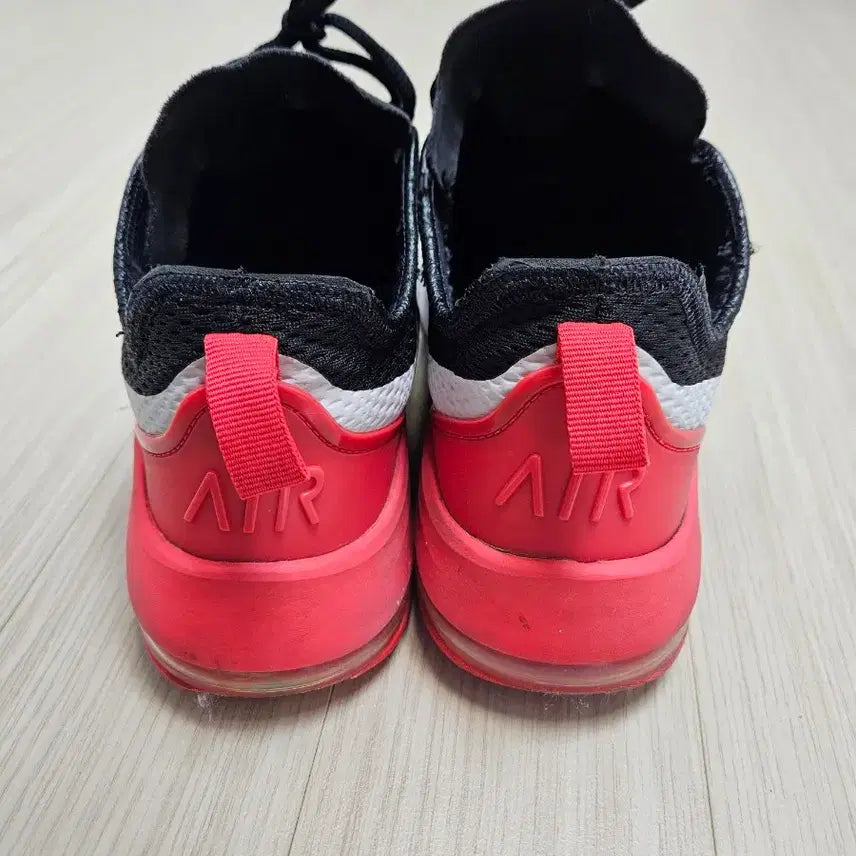 [BUNJANG] Nike Air Max Motion 2 Black/Red Sneakers (270mm) / 나이키 에어맥스 모션 2 블랙/레드 270mm