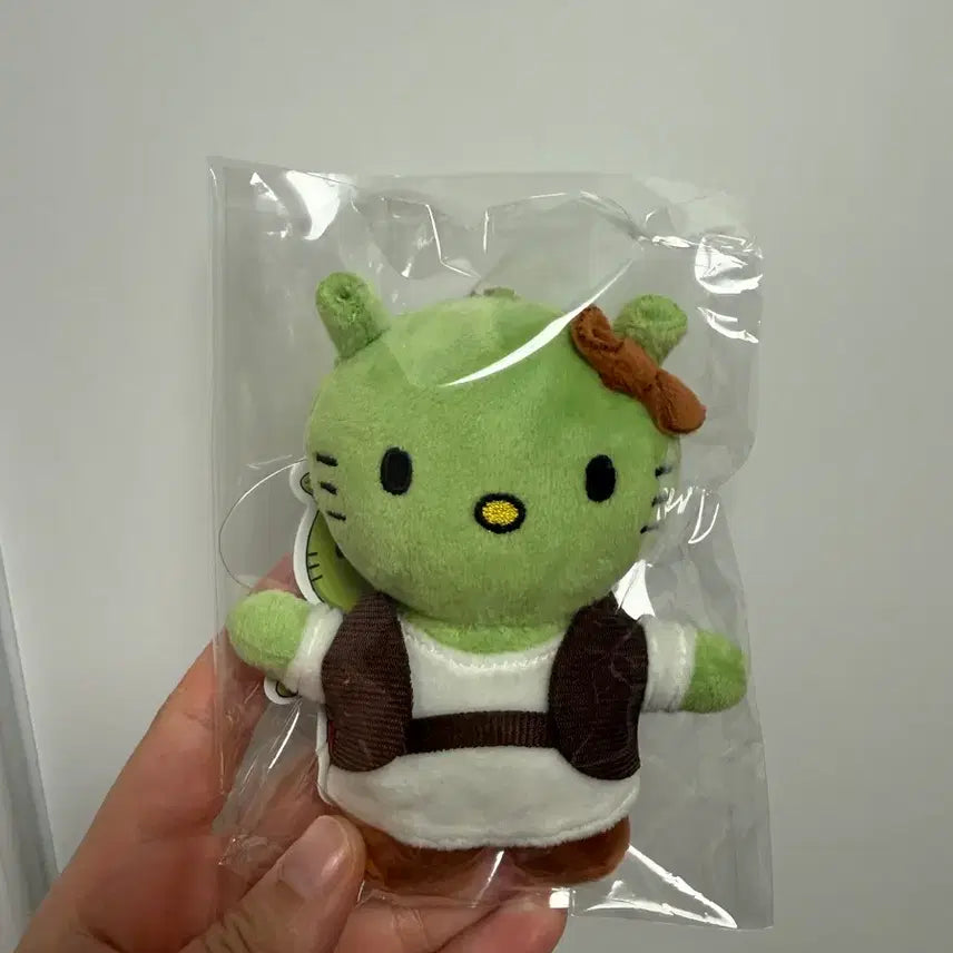 [BUNJANG] Shrek x Hello Kitty Plush Charm / 새상품) 슈렉키티 인형키링 슈렉 헬로키티
