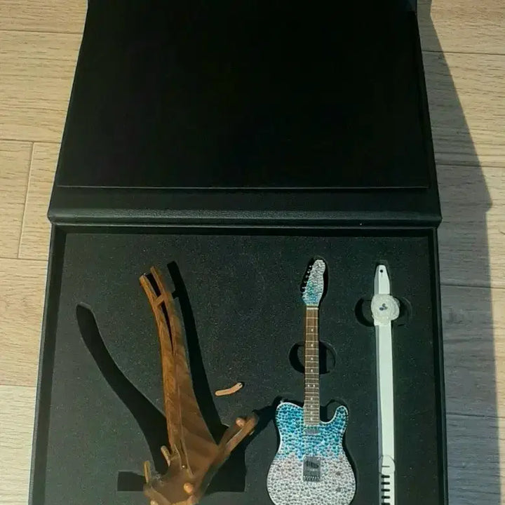 [BUNJANG] IU Summer Guitar Miniature (Minor Defect) / 하자있음) 아이유 바이썸머 기타 미니어쳐