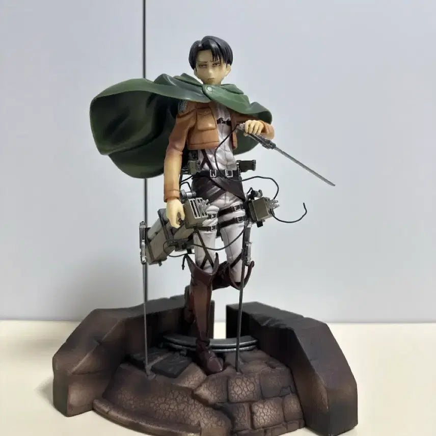[BUNJANG] Attack on Titan Levi 1/7 Scale Figure (Unsealed) / [개봉] 풀크라 진격의 거인 리바이 1/7 피규어 + I상(벽거인)