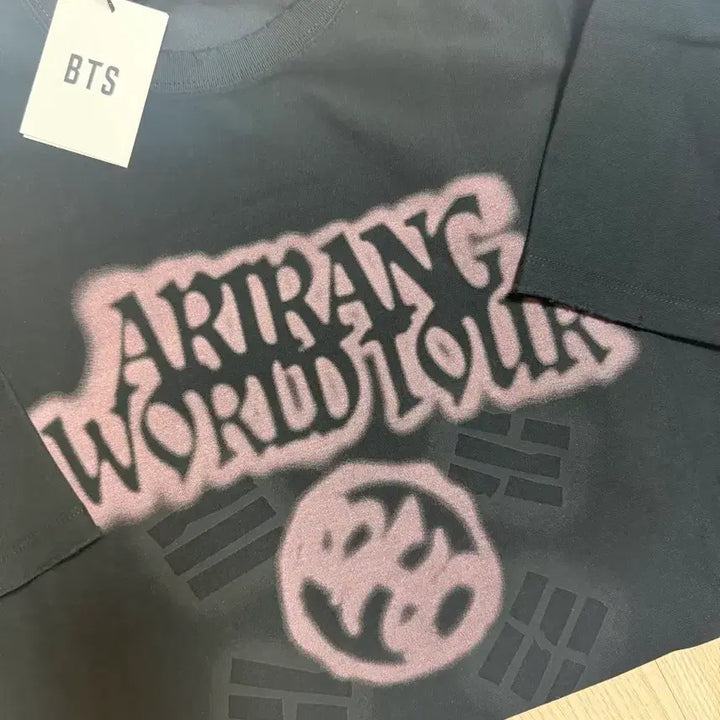 [BUNJANG] BTS World Tour Black T-Shirt M / BTS 아리랑 월드투어 블랙 반팔티 M