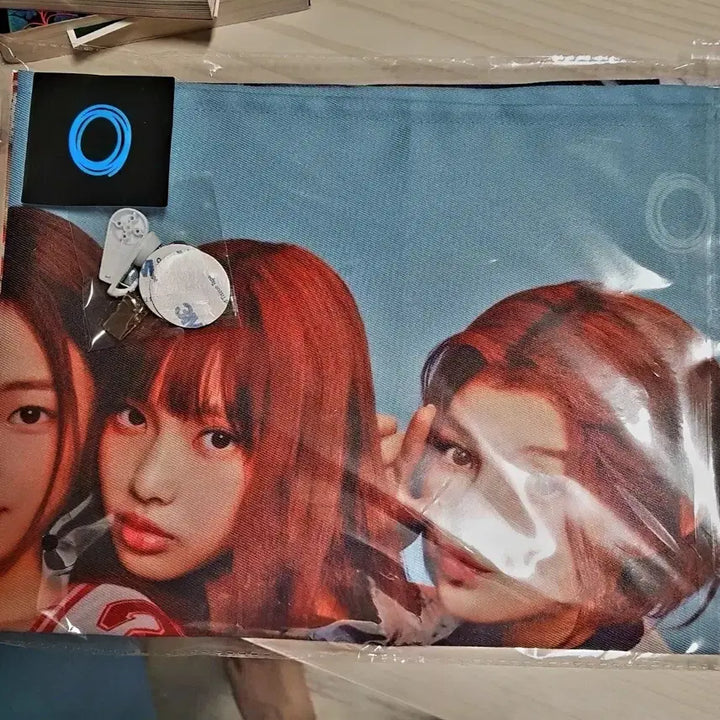 [BUNJANG] NewJeans SKT Fabric Poster (Sealed) / 뉴진스SKT 싸인포스터 (미개봉)