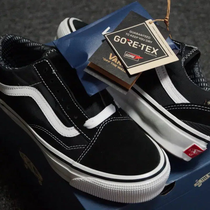 [BUNJANG] Vans Premium Old Skool Gore-Tex Sneakers / (240) 반스 프리미엄 올드스쿨 고어텍스
