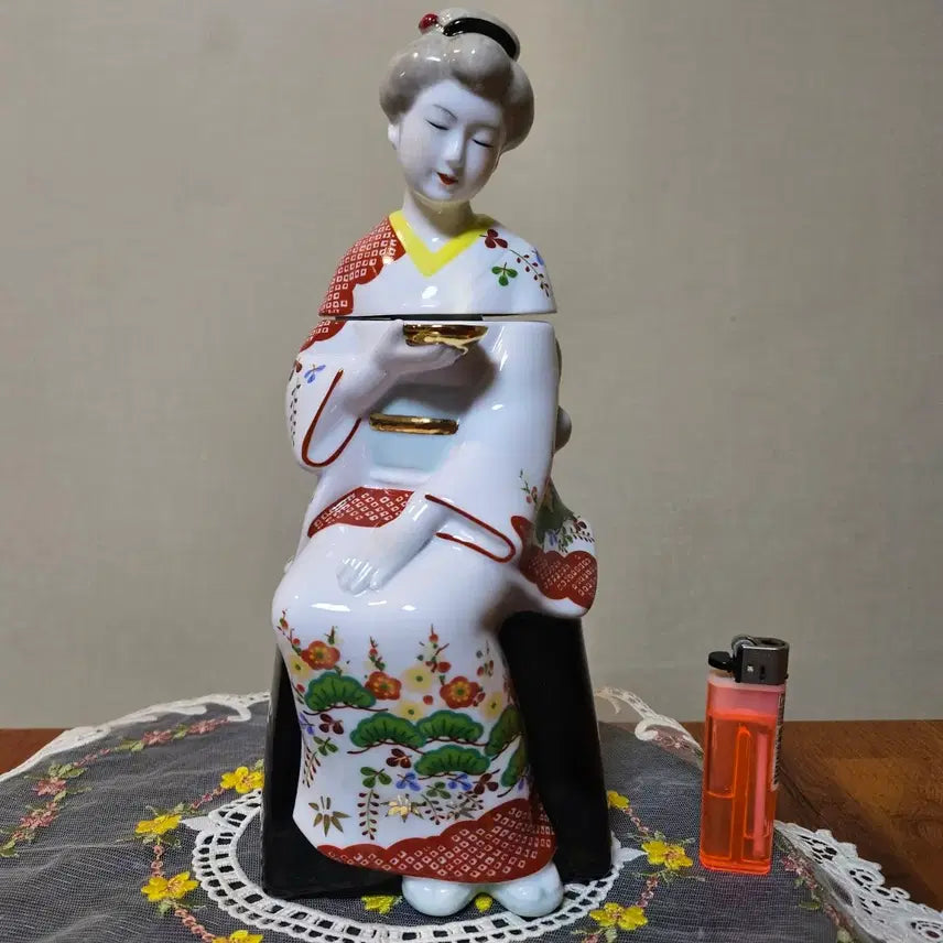 [BUNJANG] Vintage Japanese Geisha Ceramic Sake Bottle / 올드 빈티지 일본 게이샤 도자기 청주병 술병 공병.