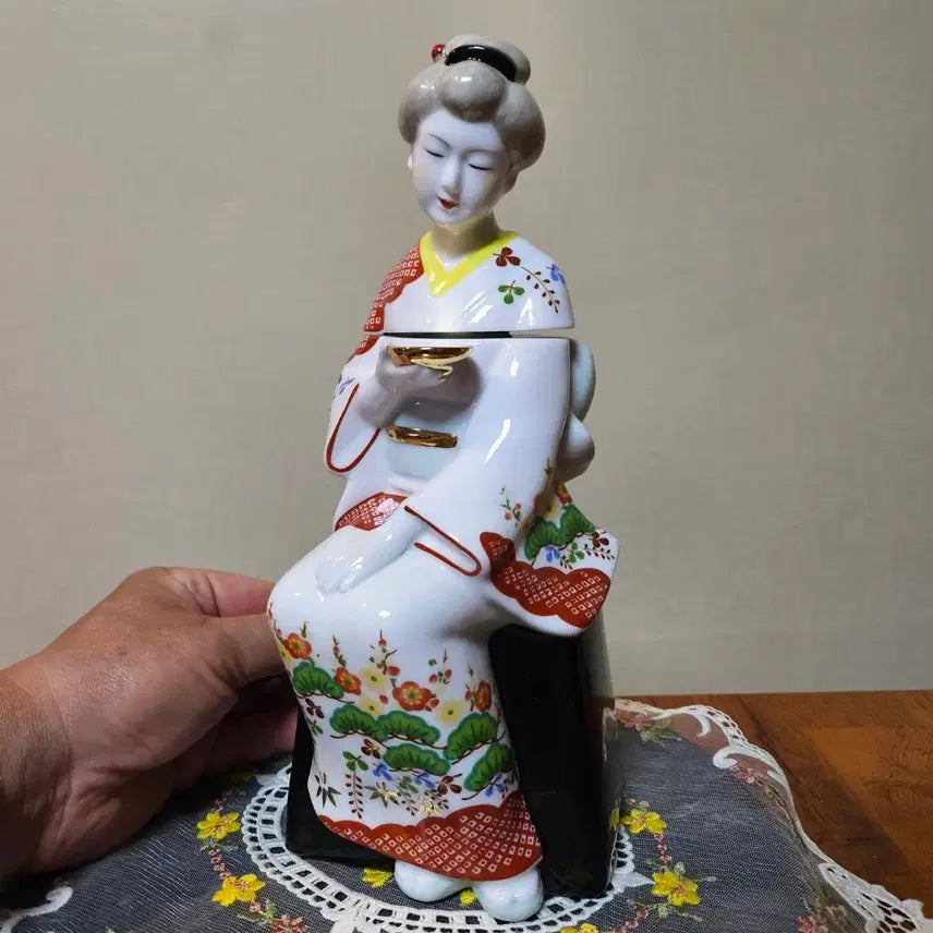 [BUNJANG] Vintage Japanese Geisha Ceramic Sake Bottle / 올드 빈티지 일본 게이샤 도자기 청주병 술병 공병.