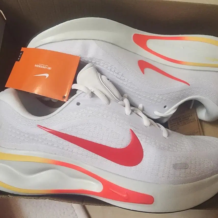 [BUNJANG] Nike Journey Run White Red 275mm Trail Running Walking Shoes Sneakers / 나이키 저니 런 화이트 레드 275mm  조깅 트레일 런닝 워킹화 스니커