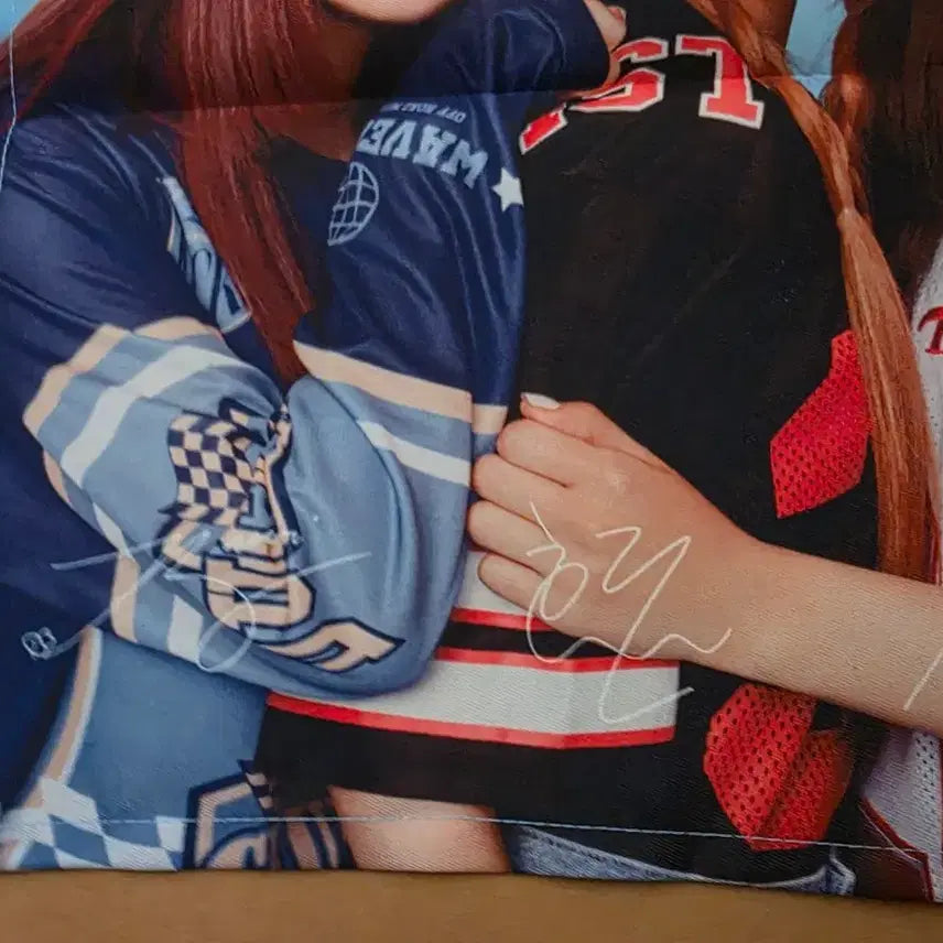 [BUNJANG] NewJeans SKT Fabric Poster Unsealed / 뉴진스 SKT 싸인포스터 단순개봉