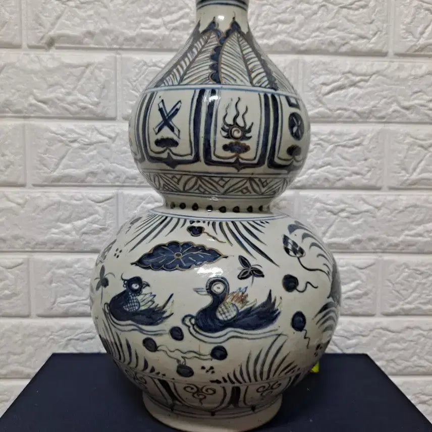 [BUNJANG] Goryeo Dynasty Celadon Porcelain Vase with Lotus and Mandarin Ducks Motif / 청화 연당원앙 잡보문 호로병