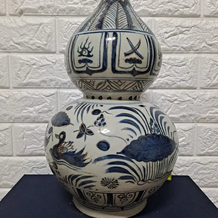 [BUNJANG] Goryeo Dynasty Celadon Porcelain Vase with Lotus and Mandarin Ducks Motif / 청화 연당원앙 잡보문 호로병