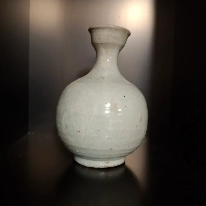 [BUNJANG] Joseon Dynasty White Porcelain Vase with Gold Inlay / 조선시대 백자병 (입구부분 금수리)