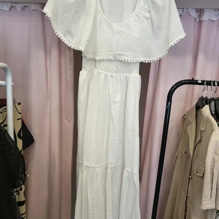 [SOLD OUT] 화이트 레이스 퍼프 소매 원피스