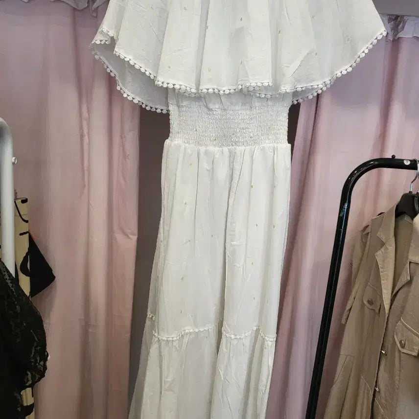 [SOLD OUT] 화이트 레이스 퍼프 소매 원피스