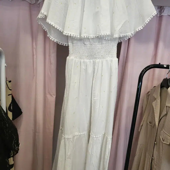[SOLD OUT] 화이트 레이스 퍼프 소매 원피스