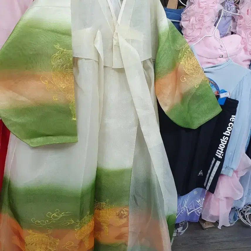 [BUNJANG] Hanbok Traditional Korean Dress with Gold Embroidery / 한복   등넓이  52
