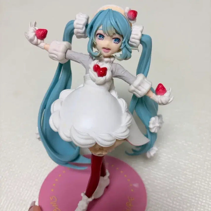 [BUNJANG] Hatsune Miku Strawberry Shortcake Figure / 하츠네 미쿠 딸기 쇼트 케이크 피규어