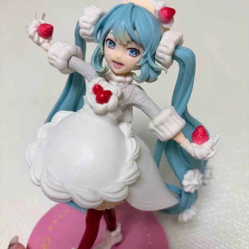 [BUNJANG] Hatsune Miku Strawberry Shortcake Figure / 하츠네 미쿠 딸기 쇼트 케이크 피규어