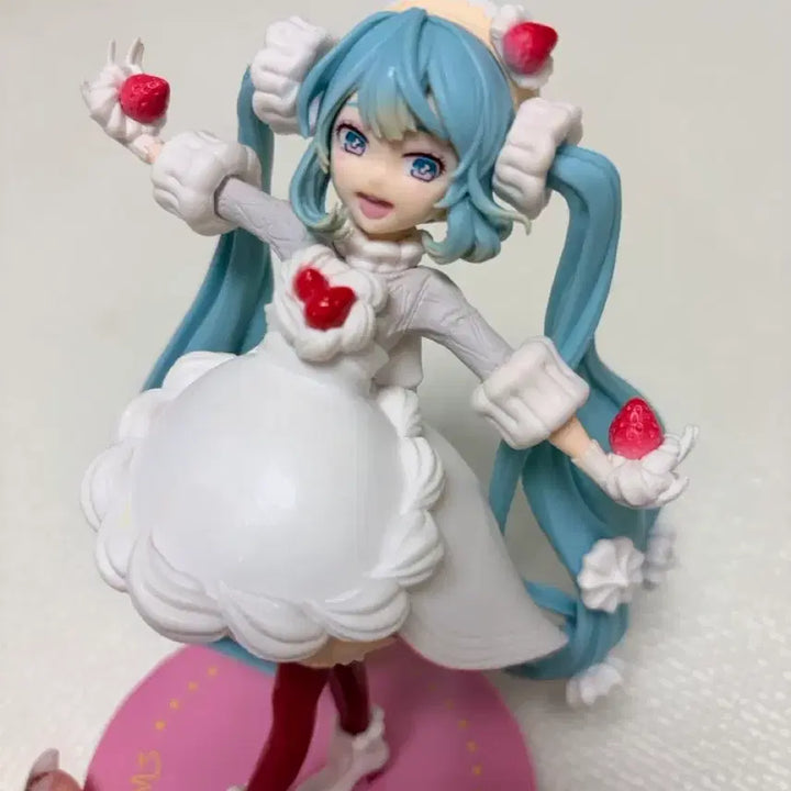 [BUNJANG] Hatsune Miku Strawberry Shortcake Figure / 하츠네 미쿠 딸기 쇼트 케이크 피규어