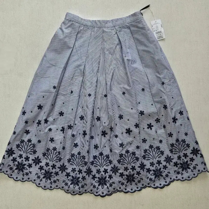 [BUNJANG] ef-de Striped Embroidered Skirt Size 7 (New) / 일본 백화점 구매 ef-de 스트라이프 자수 스커트 7 (새상품)