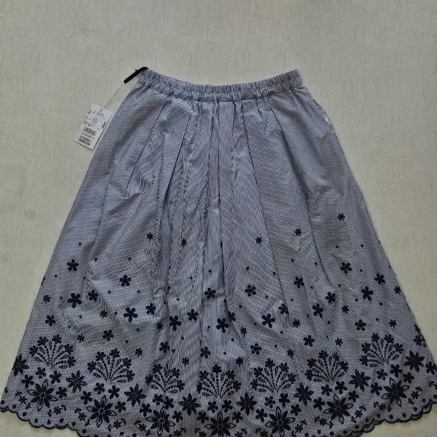 [BUNJANG] ef-de Striped Embroidered Skirt Size 7 (New) / 일본 백화점 구매 ef-de 스트라이프 자수 스커트 7 (새상품)