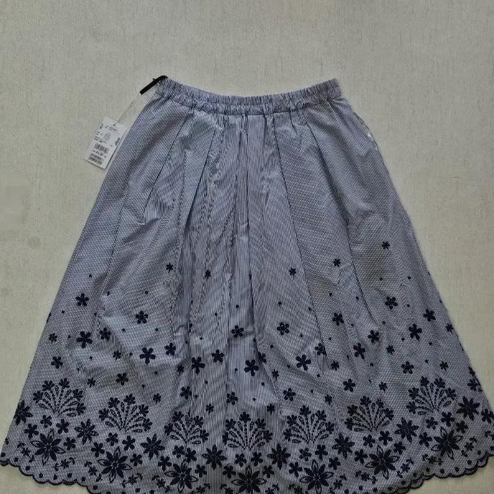[BUNJANG] ef-de Striped Embroidered Skirt Size 7 (New) / 일본 백화점 구매 ef-de 스트라이프 자수 스커트 7 (새상품)