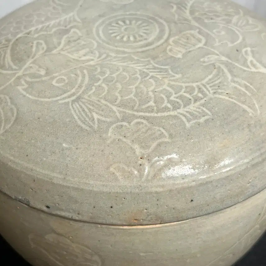 [BUNJANG] Buncheong Ware Incised Fish Motif Jar / 분청사기 음각 어문합