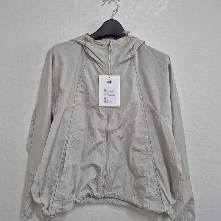 [SOLD OUT] 마뗑킴 크롭 백 로고 후디 바람막이 점퍼