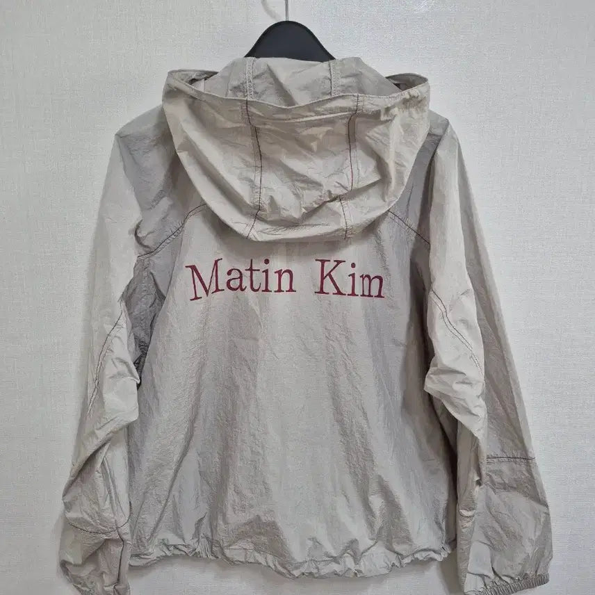 [SOLD OUT] 마뗑킴 크롭 백 로고 후디 바람막이 점퍼