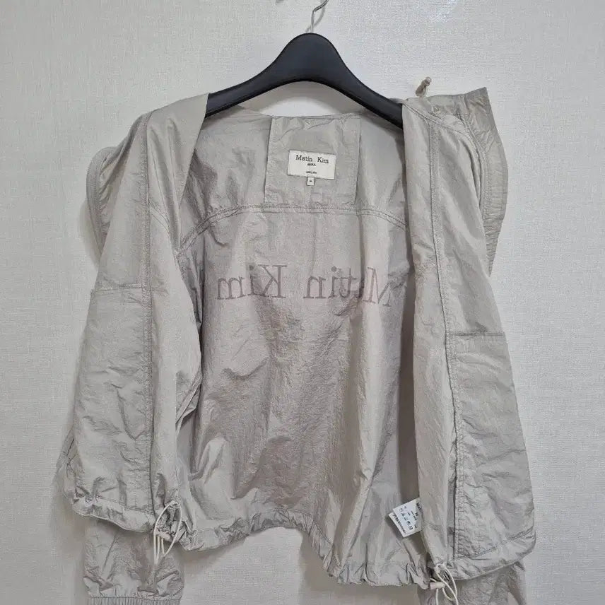 [SOLD OUT] 마뗑킴 크롭 백 로고 후디 바람막이 점퍼