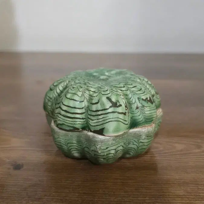 [BUNJANG] Celadon Celadon Vase with Interlocking Cloud Pattern / 청자 교태(연리문)과릉형 향합