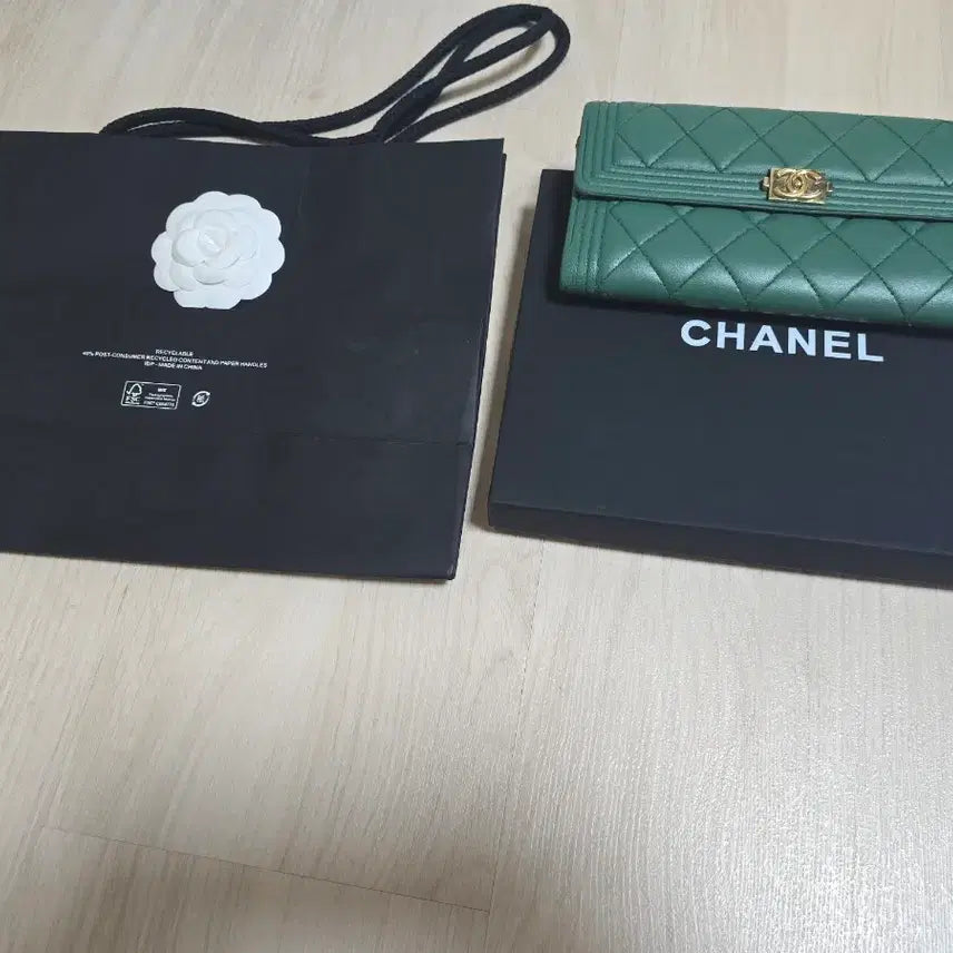 [BUNJANG] Chanel Boy Chanel Long Wallet Green / 샤넬 보이 샤넬 지갑 그린 장지갑   박스와 쇼핑백