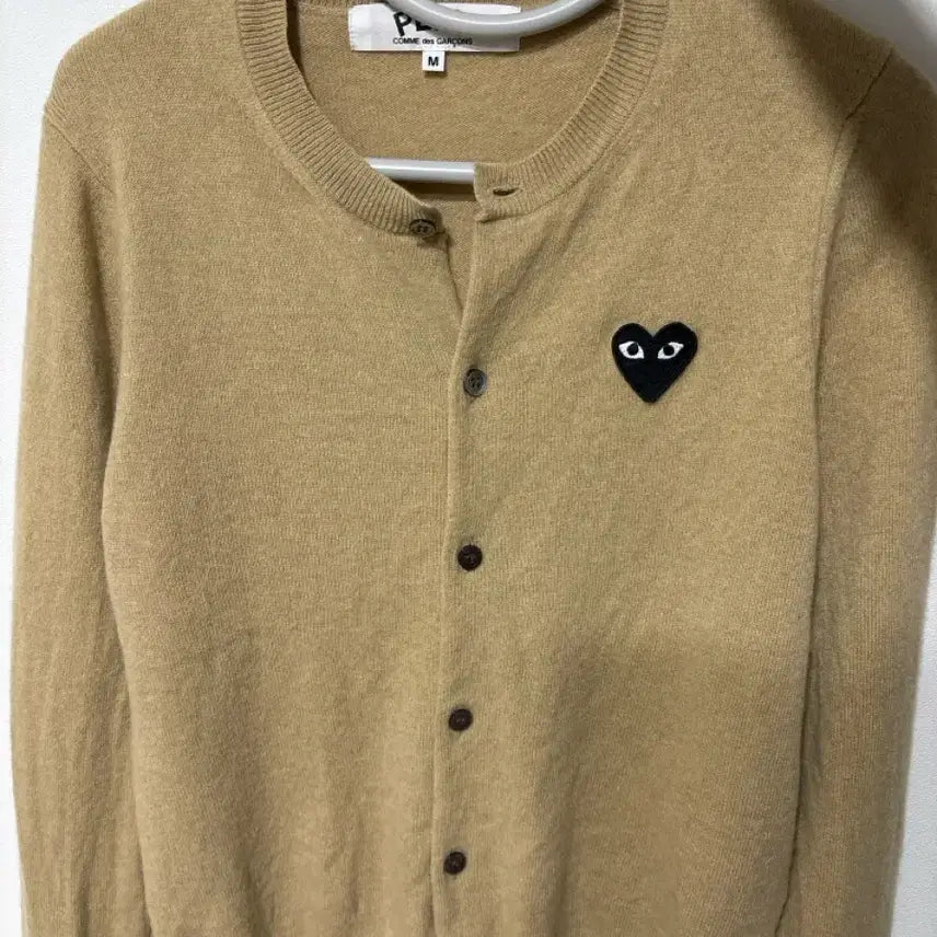 [BUNJANG] Comme des Garçons Heart Appliqué Knit Cardigan Beige M / *쿨거시무배*꼼데가르송 하트 와펜 니트 가디건 베이지 M