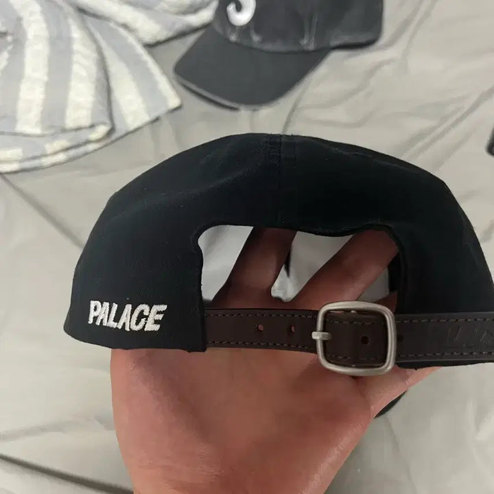 [SOLD OUT] Palace 팔라스 6패널 볼캡 모자 (레더스트랩)