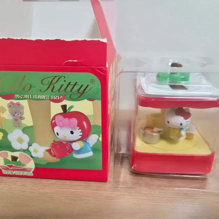 [BUNJANG] Sanrio Hello Kitty Apple Village Series Wind-up Figure / 산리오 정품 헬로키티 사과마을 시리즈 태엽 피규어 새상품