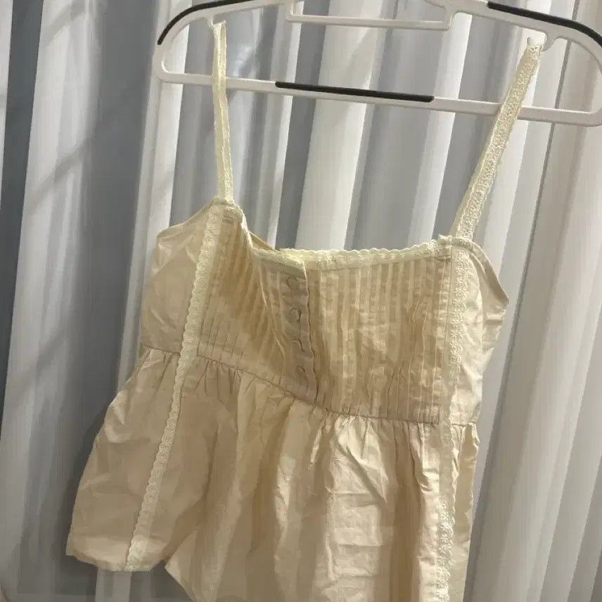 [BUNJANG] K-Club Minuit Lace Pintuck Sleeveless Blouse / 택포) 케이클럽 미닛트 레이스 핀턱 나시 블라우스