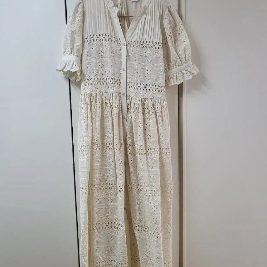 [SOLD OUT] 펀칭 원피스 아이보리