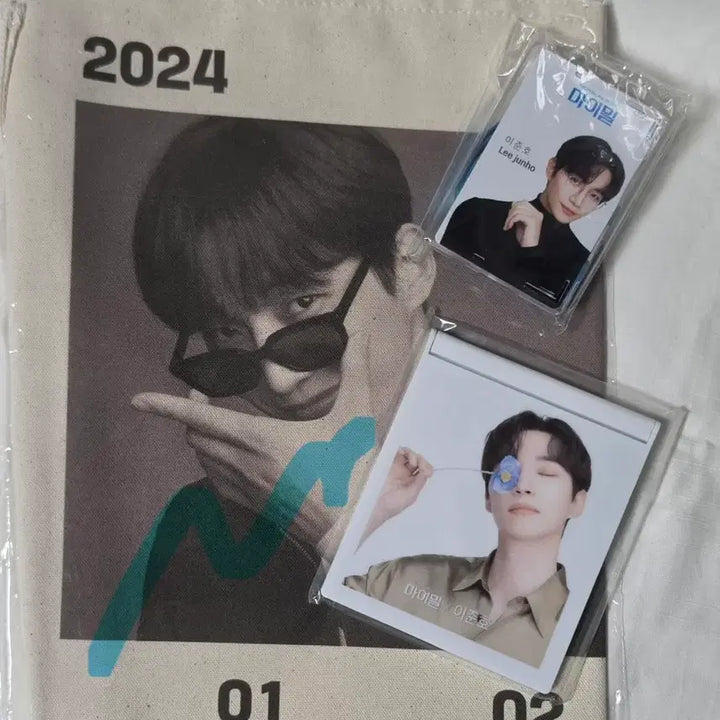 [BUNJANG] Lee Junho MyMeal Fabric Calendar, Photo Mirror, Employee ID (Sealed) Bundle Set / 이준호 마이밀 패브릭 달력, 포토거울, 사원증 (미개봉)