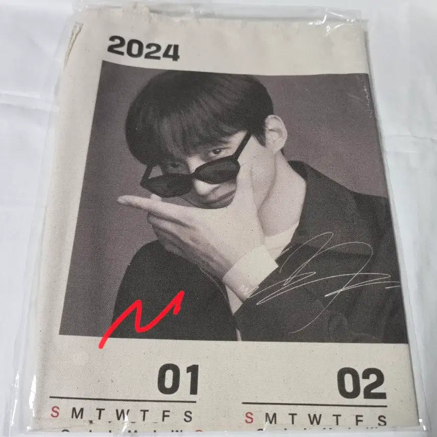 [BUNJANG] Lee Junho MyMeal Fabric Calendar, Photo Mirror, Employee ID (Sealed) Bundle Set / 이준호 마이밀 패브릭 달력, 포토거울, 사원증 (미개봉)