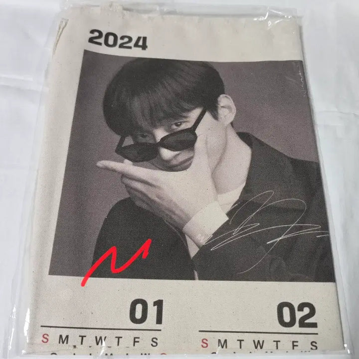 [BUNJANG] Lee Junho MyMeal Fabric Calendar, Photo Mirror, Employee ID (Sealed) Bundle Set / 이준호 마이밀 패브릭 달력, 포토거울, 사원증 (미개봉)