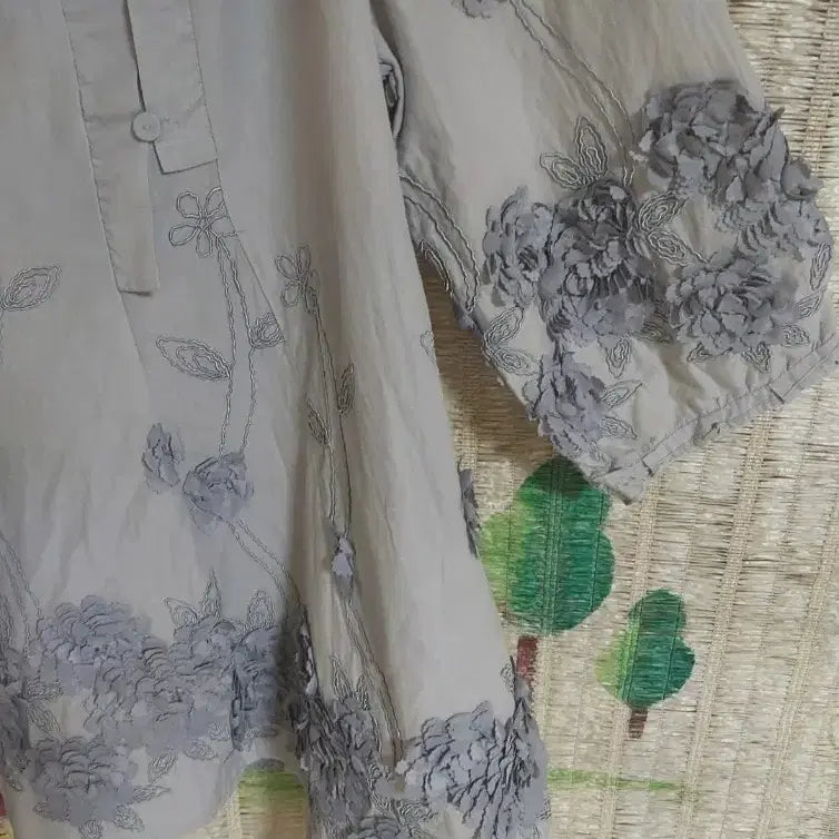 [BUNJANG] Gray Floral Embroidered Blouse / 그레색 꽃자수 블라우스