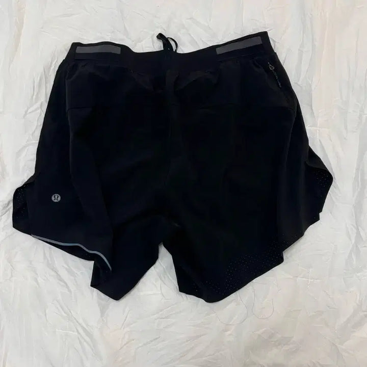 [SOLD OUT] 룰루레몬 페스트 앤 프리 라인드 6인치 블랙 쇼츠 M