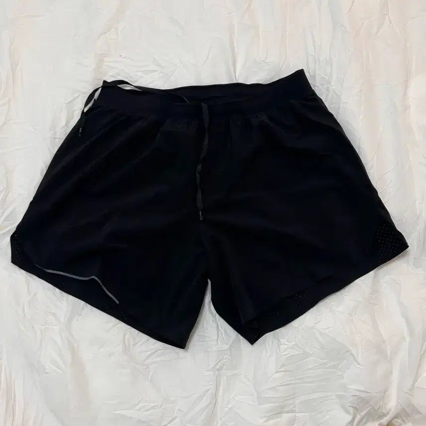 [SOLD OUT] 룰루레몬 페스트 앤 프리 라인드 6인치 블랙 쇼츠 M
